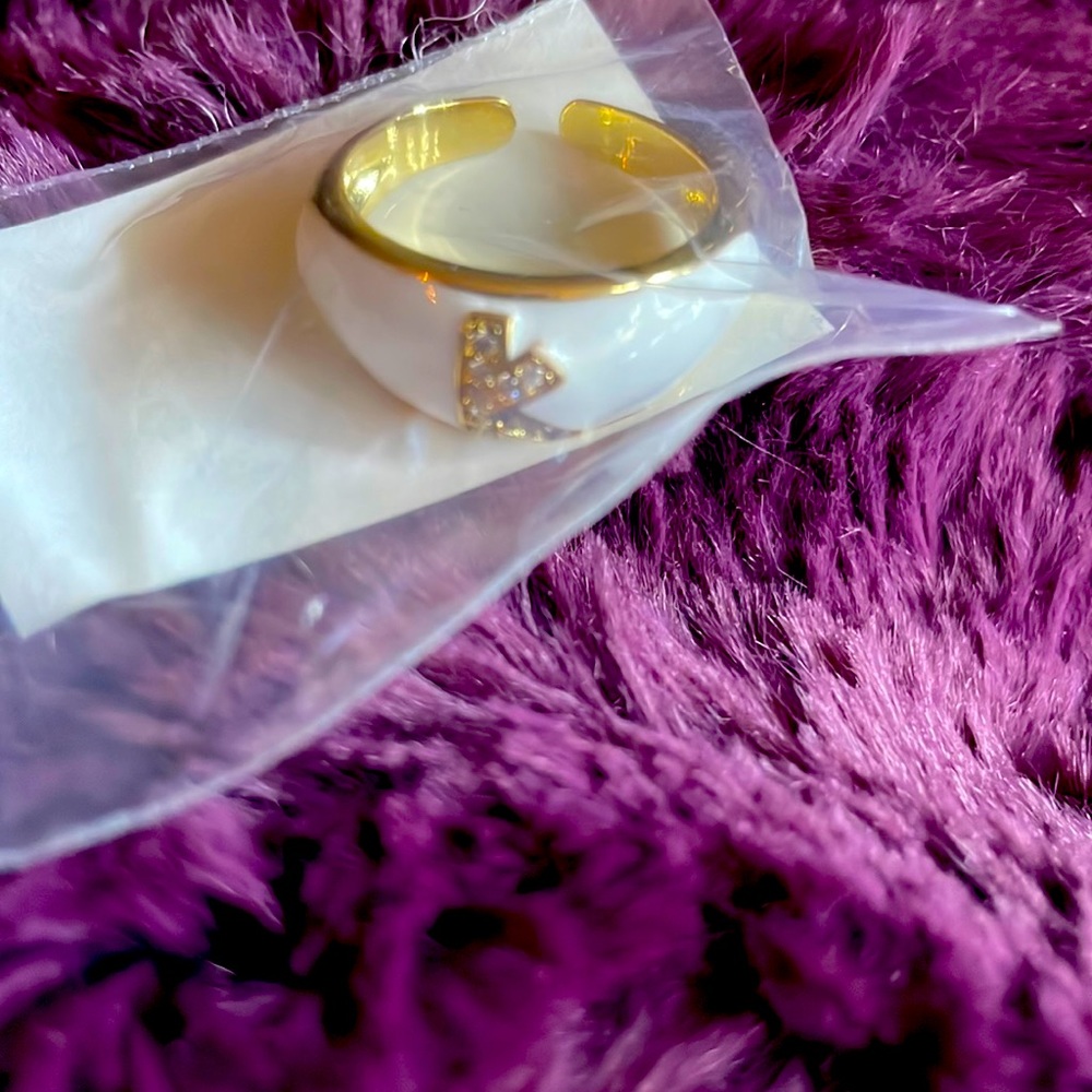 🤍🫶🏼WHITE ENAMEL INITIAL K ADJUSTABLE RING 💍